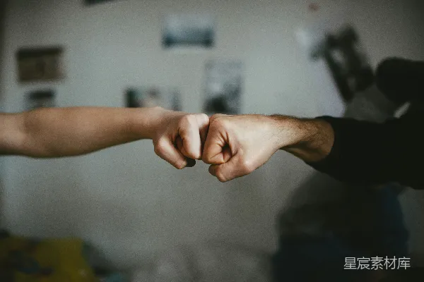 高清摄影 抱着孩子的人牵着孩子的手