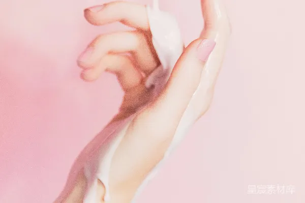 高清摄影 一位女子的手拿着一瓶润肤露