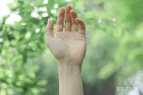 高清摄影 左手染了红色指甲的人
