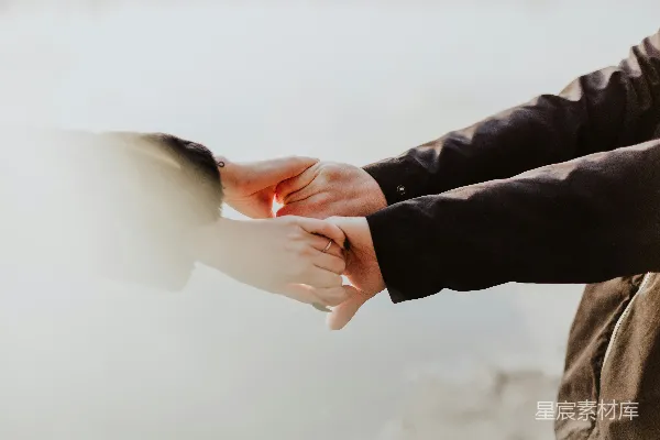 高清摄影 一对人在旁边并肩站立时手牵手