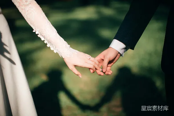 高清摄影 男女牵手聚焦照片