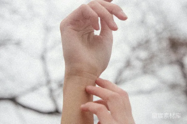 高清摄影 左手做心形手势的人