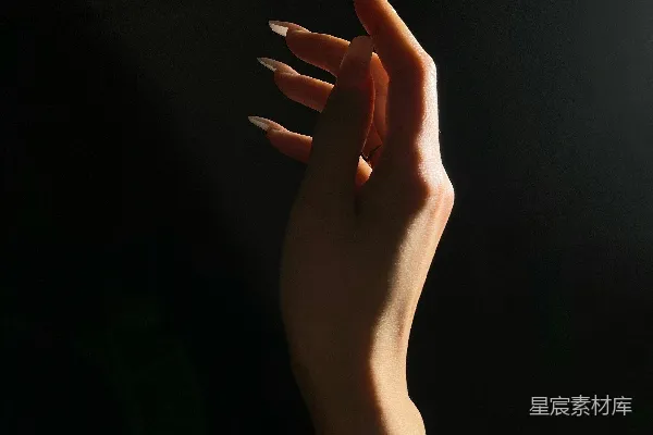 高清摄影 一个女人的手，手上戴着一枚戒指。