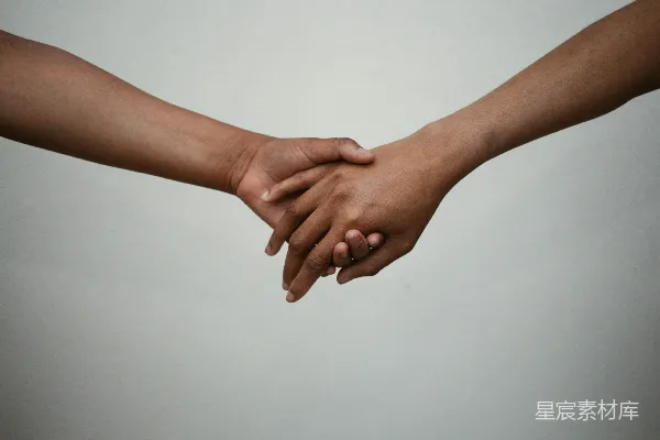 高清摄影 人的手放在白色表面上