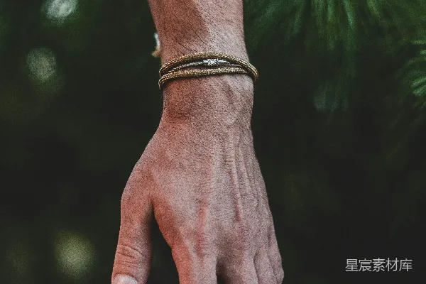 高清摄影 一个戴着手链的人的手
