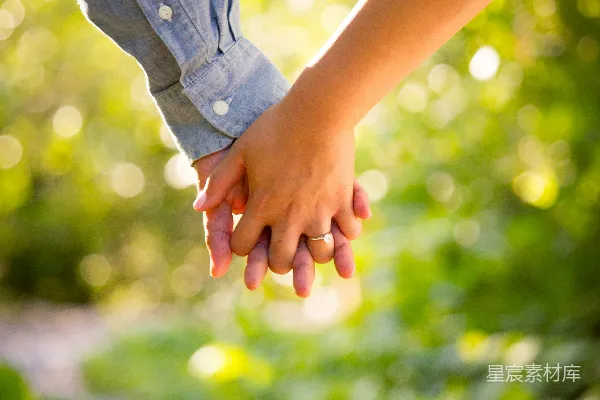 高清摄影 浅焦点照片中的男子和女子手牵手