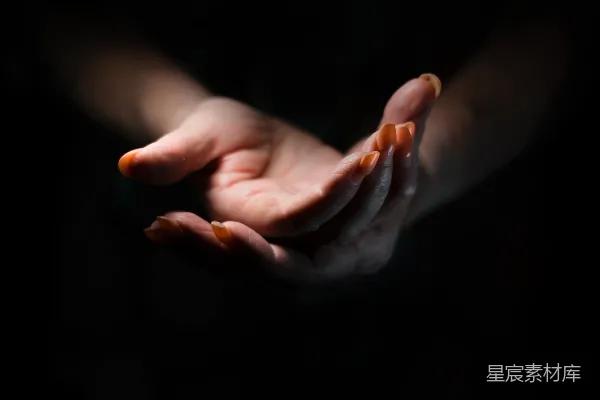高清摄影 人物手放在黑色背景上