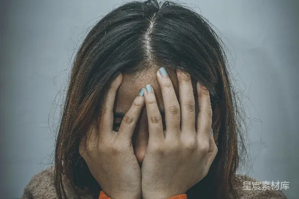 高清摄影 穿着棕色毛衣的女人用手遮住脸