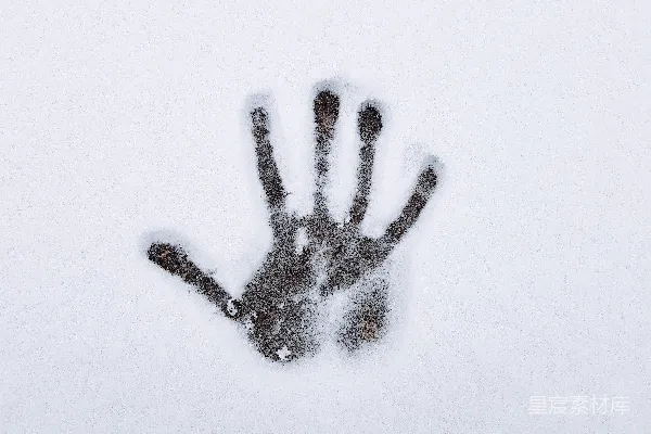 高清摄影 手掌按在雪上