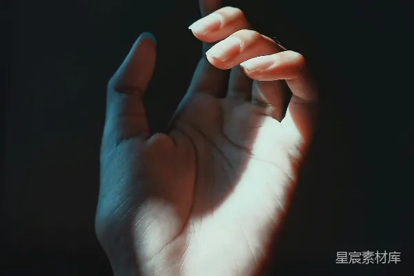 高清摄影 一个人在黑暗中手持一支香烟的手