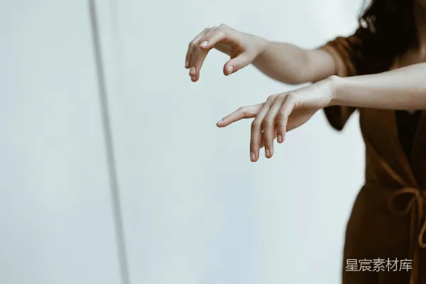 高清摄影 两人站在室内，手高举在白漆过的房间中