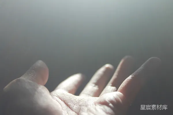 高清摄影 右手搁在灰色表面的人