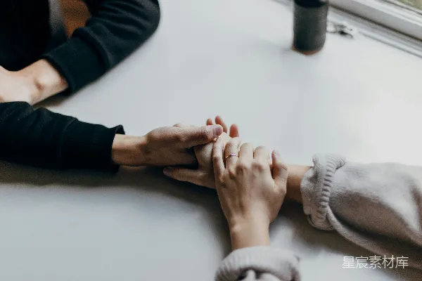 高清摄影 黑色长袖衬衫男子抱着婴儿的脚