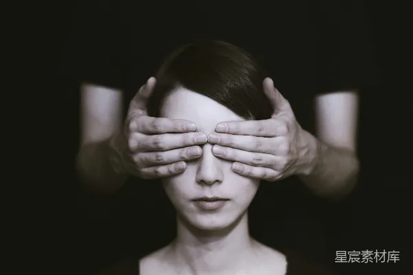 高清摄影 遮眼人的女人在暗室中