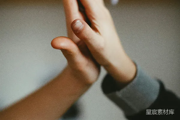 高清摄影 黑衣人手持黑衣人之手的那个人