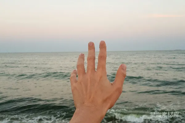 高清摄影 一个人的手伸向海洋