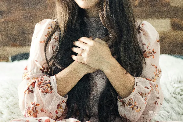 高清摄影 白色和红色花卉长袖女衫的女士