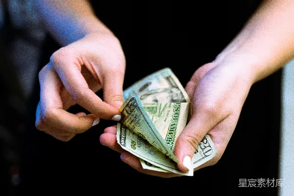 高清摄影 手持一张100美元纸币的人员