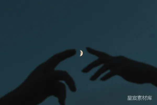 高清摄影 两手在天际向月亮伸手