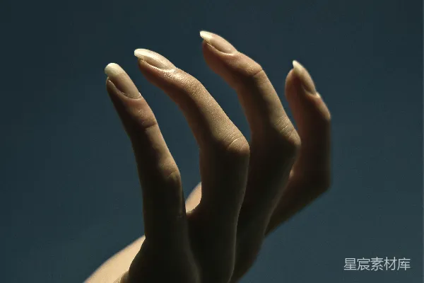 高清摄影 左手做和平手势的人