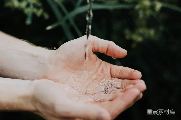 高清摄影 手心的一滴水珠