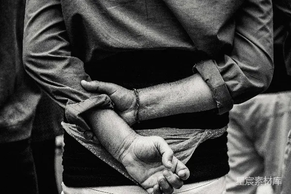 高清摄影 黑白照片中的人双手放在背后