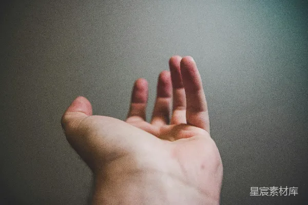 高清摄影 专注于一个人张开手的手部摄影