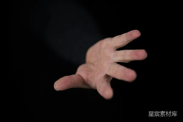 高清摄影 左手黑背景的人