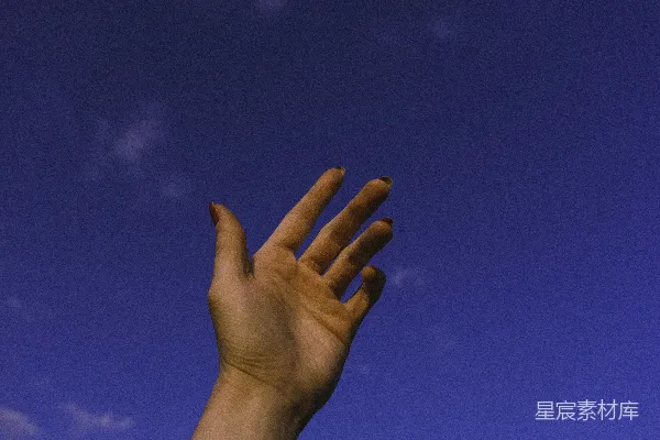 高清摄影 白天，人在蓝天下左手伸向天空的人们
