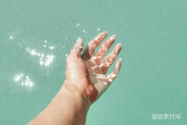 高清摄影 人的左手接触水面