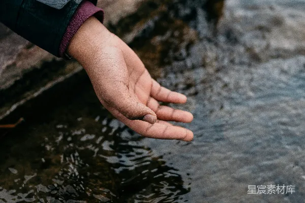 高清摄影 黑色长袖衫男子手持水