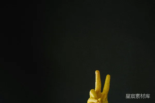 高清摄影 人的手做出Peace的手势