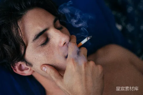 高清摄影 一个男人躺在床上抽烟。