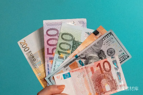 高清摄影 拿着一张100美元钞票的扇子的人