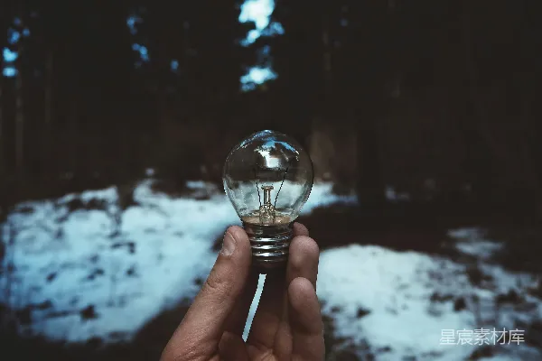 高清摄影 冬季中有人手持灯泡