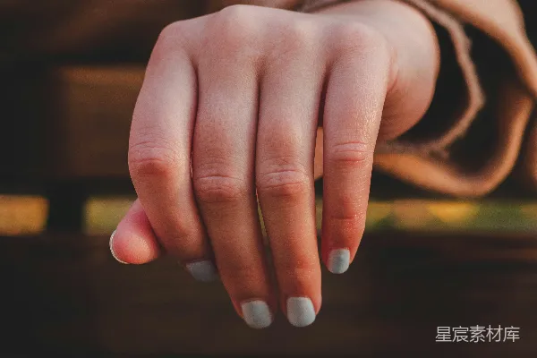 高清摄影 左手有白色指甲的人