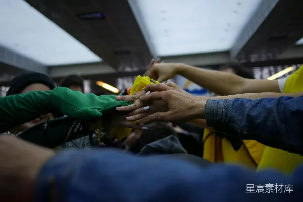 高清摄影 穿着绿色上衣的人坐在椅子上