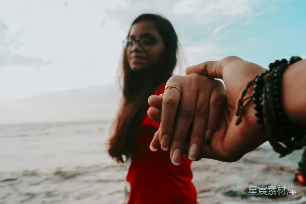 高清摄影 红衣女子用双手遮住脸部