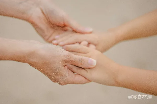 高清摄影 两双手轻轻相握