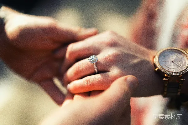 高清摄影 手上的银色钻石戒指