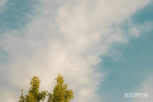 高清摄影 高空有一架飞机在飞行。
