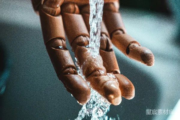 高清摄影 穿着棕色手套的人与水