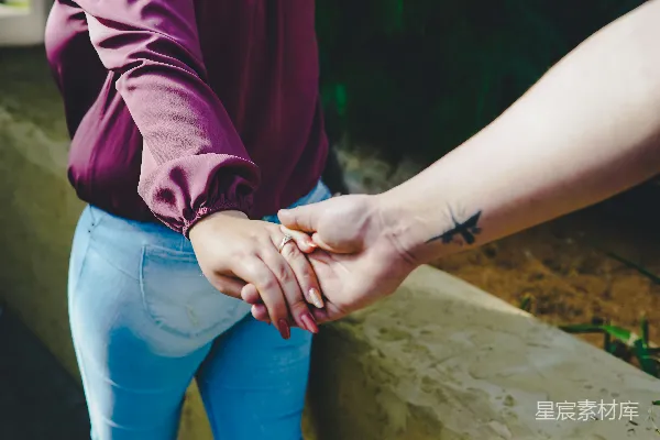 高清摄影 白天手牵手的 couple