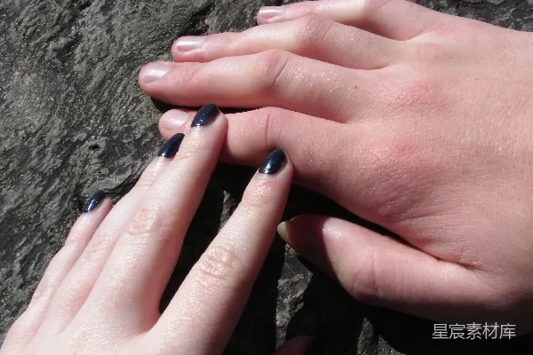 高清摄影 两人手相握站在岩石上
