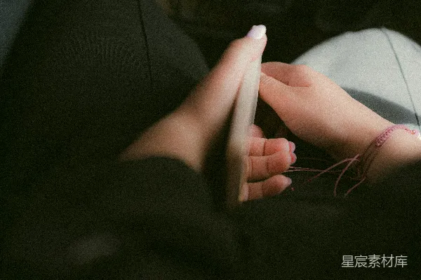 高清摄影 一个人手持手机的特写镜头