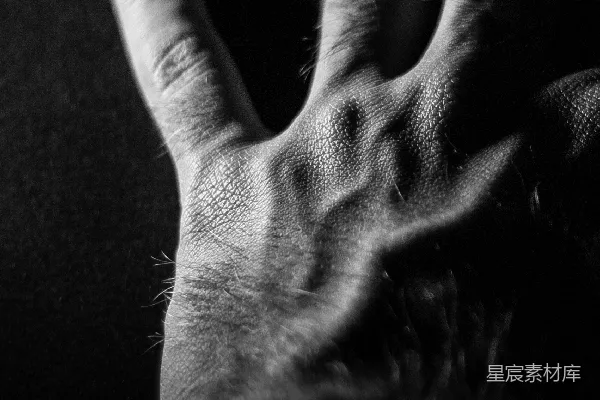 高清摄影 一张黑白照片，拍的是一位人的手