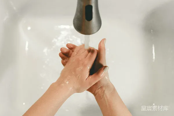 高清摄影 人的脚放在白色浴缸里