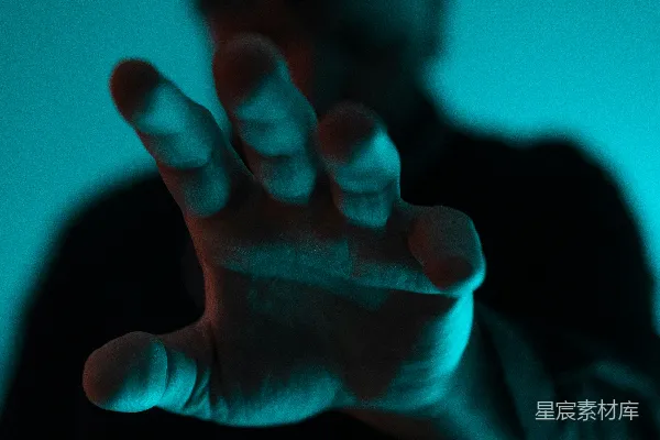 高清摄影 一个男人举手到空中