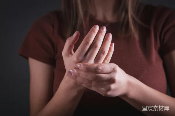 高清摄影 女人用手掌捂着疼痛的手。