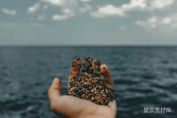 高清摄影 手持沙粒的人